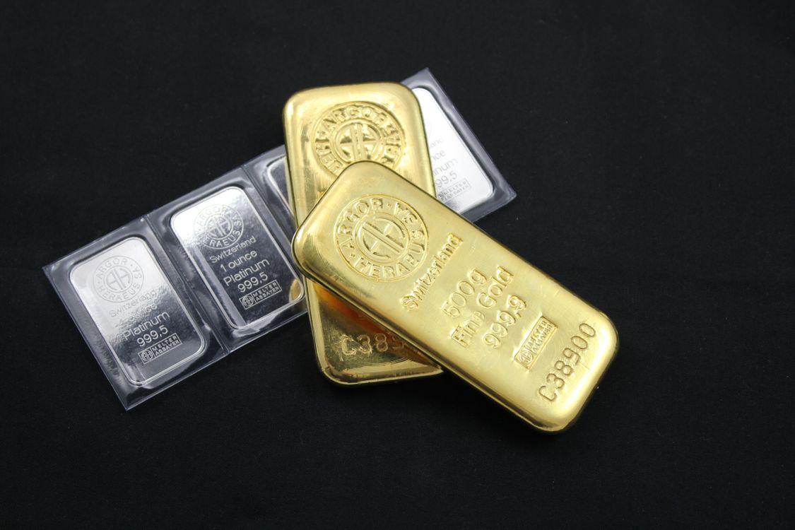 Mengapa Harga Emas Tetap Terbang Saat Dolar Menguat?